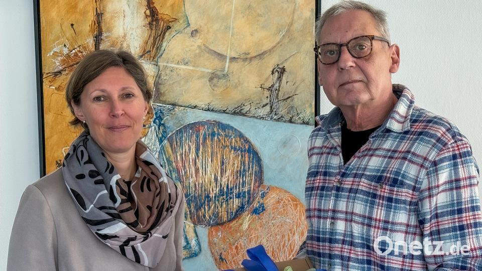 Geschäftsführende Verlegerin Viola Vogelsang-Reichl dankte Fotograf Wolfgang Steinbacher für seinen jahrzehntelangen Einsatz für den Verlag. Bild: Stephan Huber