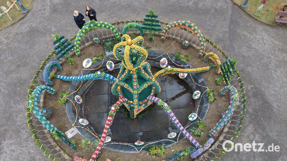 Osterbrunnen wird zur Attraktion – 16.000 Eier in der größten Osterkrone Thüringens Bild: Bodo Schackow/dpa