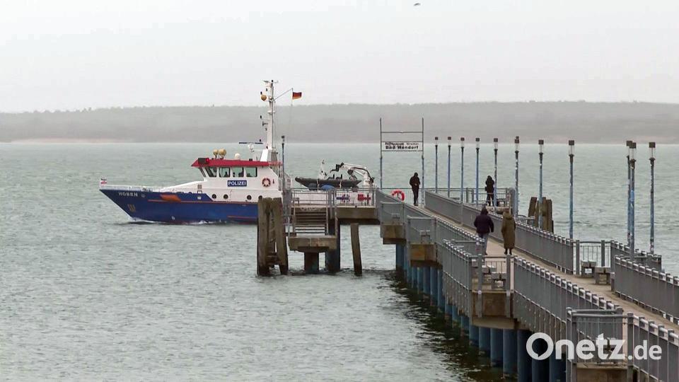 Die Einsatzkräfte suchen den Wal seit dem Morgen wieder von Wasser aus. Bild: Stefan Tretropp/dpa