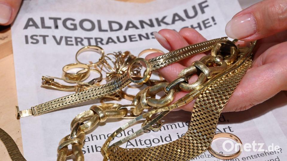 Angesichts steigender Preise verkaufen viele Menschen Altgold. (Archivbild) Bild: Uli Deck/dpa