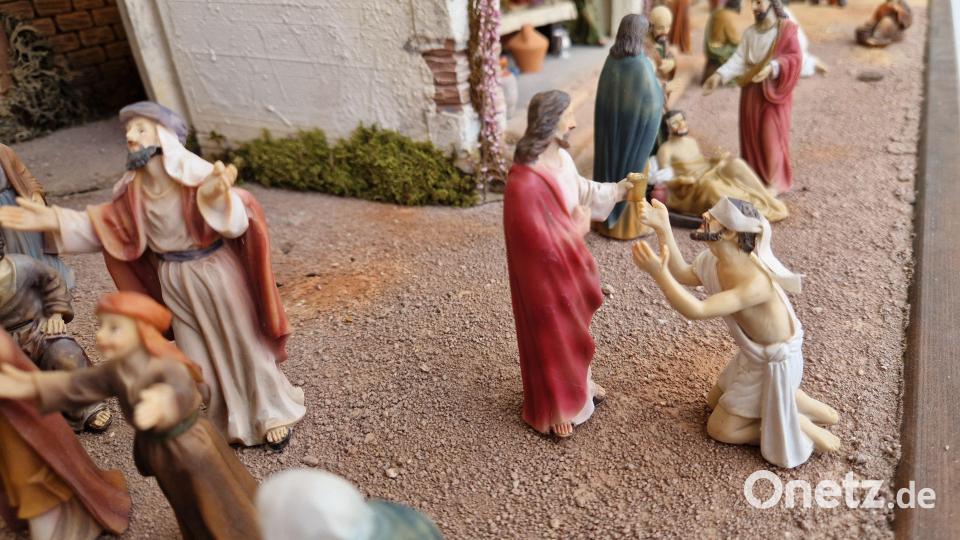 Von der Heilung des Blinden über die Dornenkrönung bis hin zum "Spiel um das Kleid Jesu" (eine recht unbekannte Szene) und der Auferstehung Jesu zeigt die Osterkrippe die gesamte Passionsgeschichte. Bild: Tobias Gräf