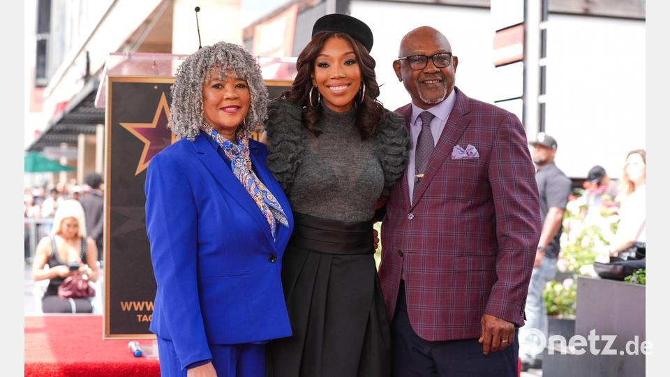 Die Grammy-Preisträgerin bringt ihre Eltern zu der Zeremonie mit. Bild: Chris Pizzello/Invision/AP/dpa