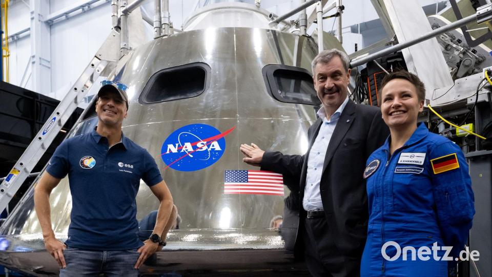 Esa-Astronaut Luca Parmitano und Esa-Reserveastronautin Amelie Schönenwald führten Markus Söder durch das Trainingszentrum der Nasa. Bild: Sven Hoppe/dpa