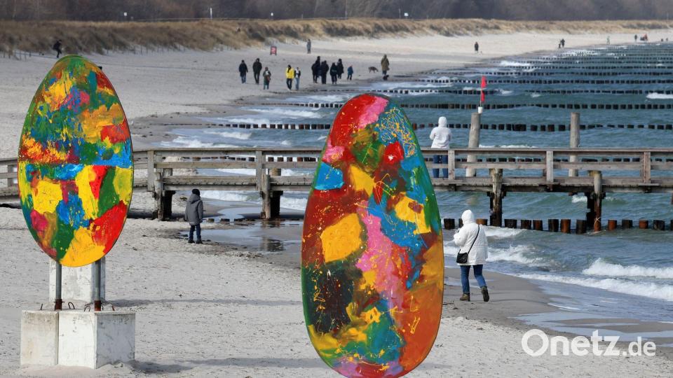 Osterstimmung in Zingst: XXL-Eier am Strand begrüßen den ersten Touristenhöhepunkt des Jahres. Bild: Bernd Wüstneck/dpa