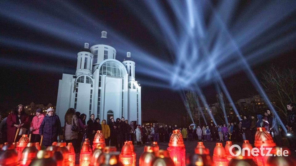 Butscha hält inne: Menschen erinnern an Opfer vor dem vierten Jahrestag der Befreiung Bild: Evgeniy Maloletka/AP/dpa