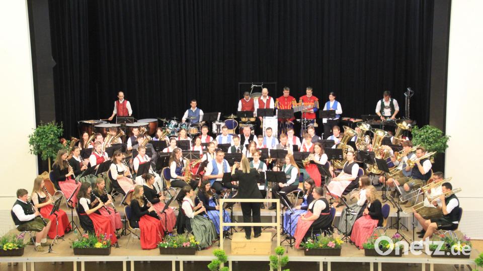 Ein imposantes Bühnenbild boten die rund 70 Blasmusiker des Kreisorchesters Tirschenreuth in der Erbendorfer Stadthalle. Bild: Konrad Rosner