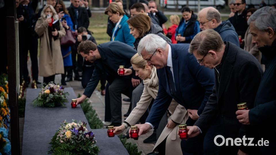 Kerzen und stille Andacht: Am vierten Jahrestag der Befreiung der ukrainischen Kleinstadt Butscha von russischen Besatzungstruppen gedenken Außenminister Johann Wadephul (r., CDU) und andere EU-Spitzenpolitiker gemeinsam mit dem ukrainischen Außenminister Andrij Sybiha (m.) der Opfer. Bild: Eduard Khryzhanivsky/Ukrainian Foreign Ministry Press Office/AP/dpa