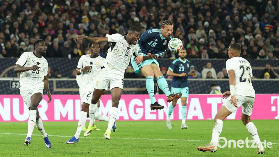 Leroy Sané bereitet das Siegtor mit einer Kopfballvorlage vor. Bild: Christian Charisius/dpa