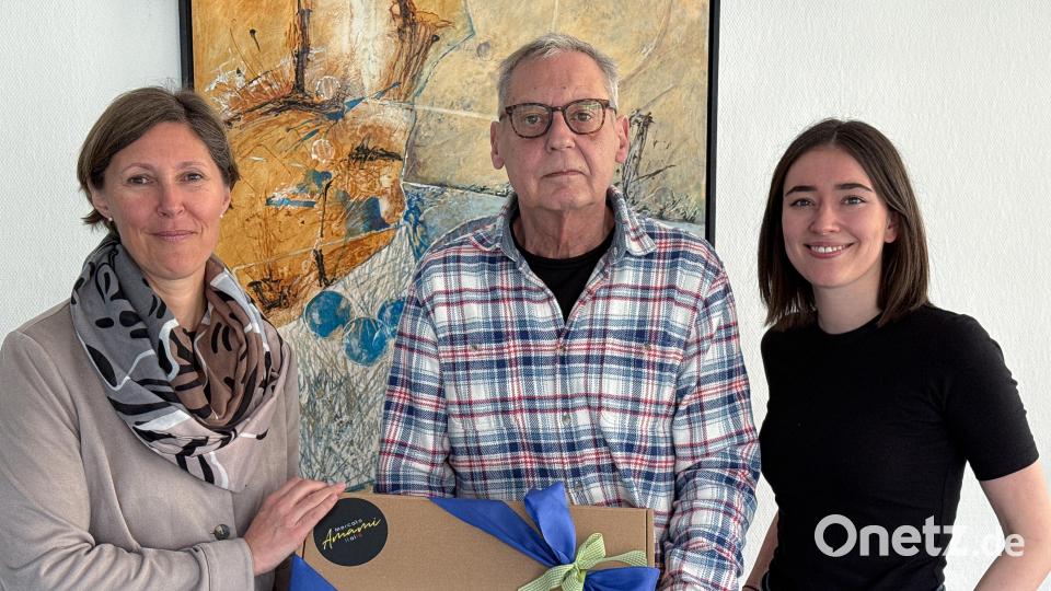 Geschäftsführende Verlegerin Viola Vogelsang-Reichl (links) und Magdalena Böhm (rechts), Mitglied der Chefredaktion, verabschiedeten Fotograf Wolfgang Steinbacher in den Ruhestand. Bild: Stephan Huber