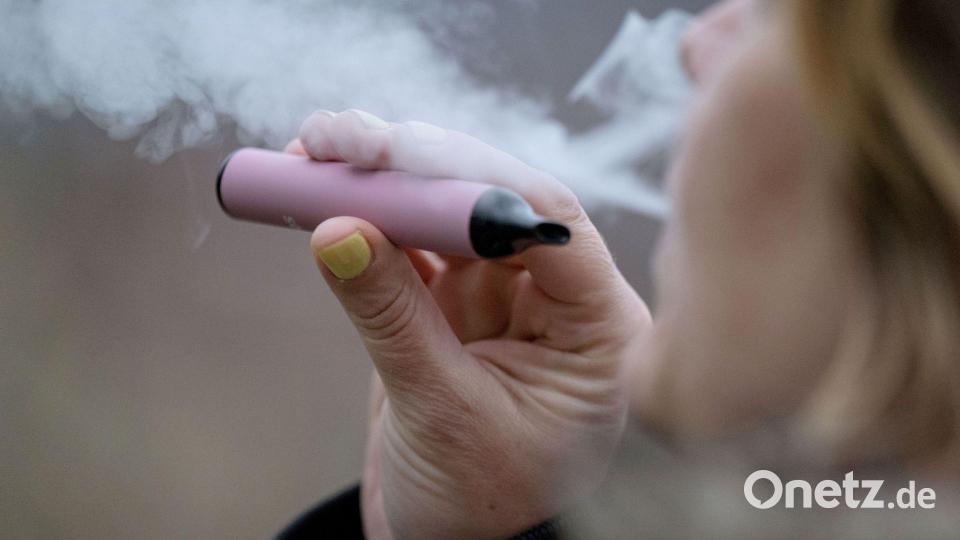 Liquid ist die Flüssigkeit, die beispielsweise in einer E-Zigarette erhitzt wird. Dabei entsteht Dampf, der inhaliert werden kann. Symbolbild: Marijan Murat/dpa