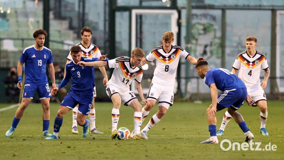 Zwischen Griechenland (blaue Trikots) und Deutschland ging es umkämpft zur Sache. Bild: Yorgos Karahalis/dpa