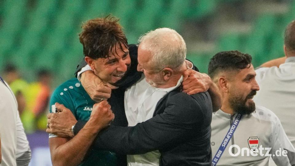Trainer Graham Arnold (M) freut sich mit seinem Spieler Mohanad Ali. (Archivbild) Bild: Hadi Mizban/AP/dpa