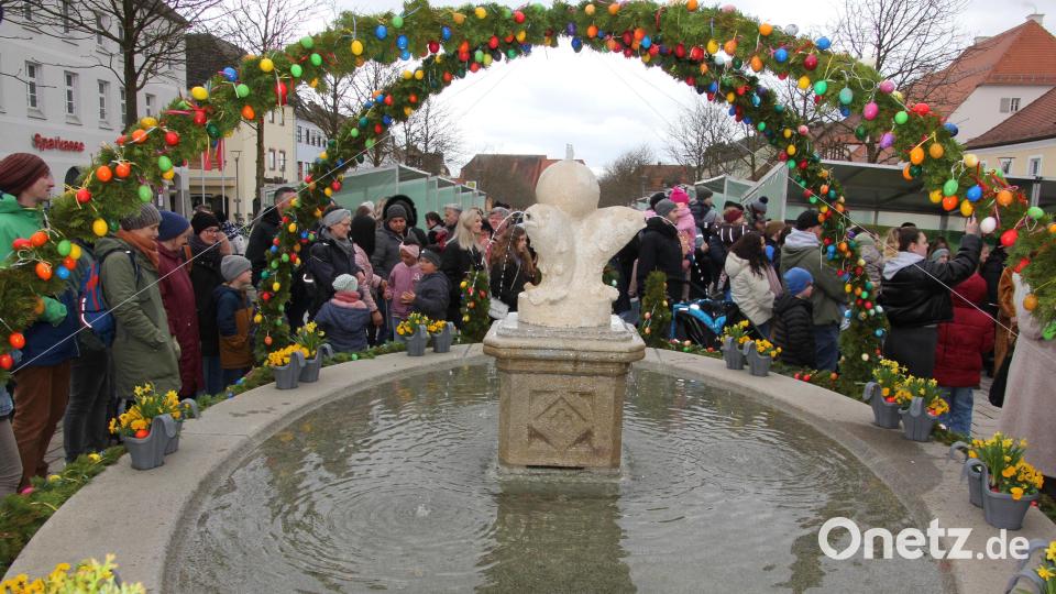 Mächtig was los war beim kunsthandwerklichen Ostermarkt rund um die wunderschön geschmückten Osterbrunnen. Bild: Konrad Rosner