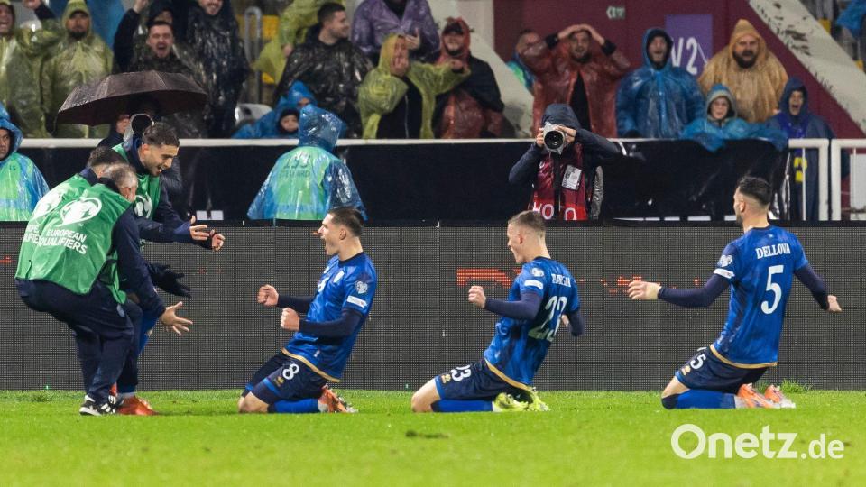 Profis des Kosovo feiern ein Tor. (Archivbild) Bild: Salvatore Di Nolfi/KEYSTONE/dpa