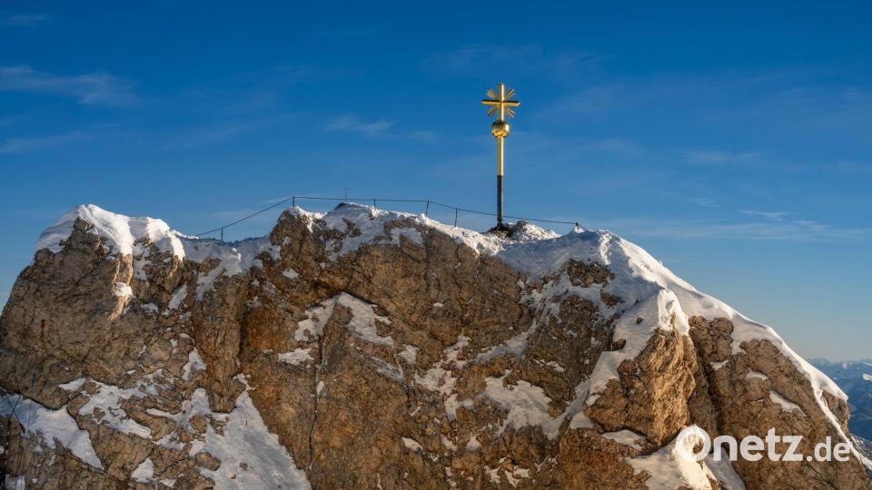 Das Gipfelkreuz auf der Zugspitze. Bild: Peter Kneffel/dpa