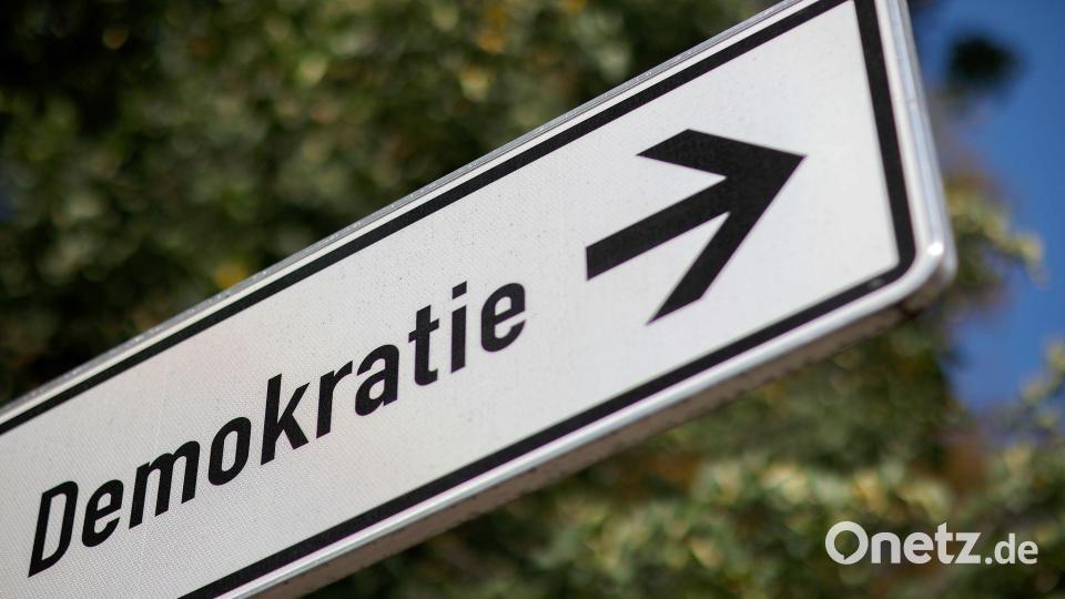 Initiativen der Zivilgesellschaft sehen sich laut einer Analyse der Amadeu Antonio Stiftung systematisch unter Druck gesetzt. (Symbolbild) Bild: Jan Woitas/dpa