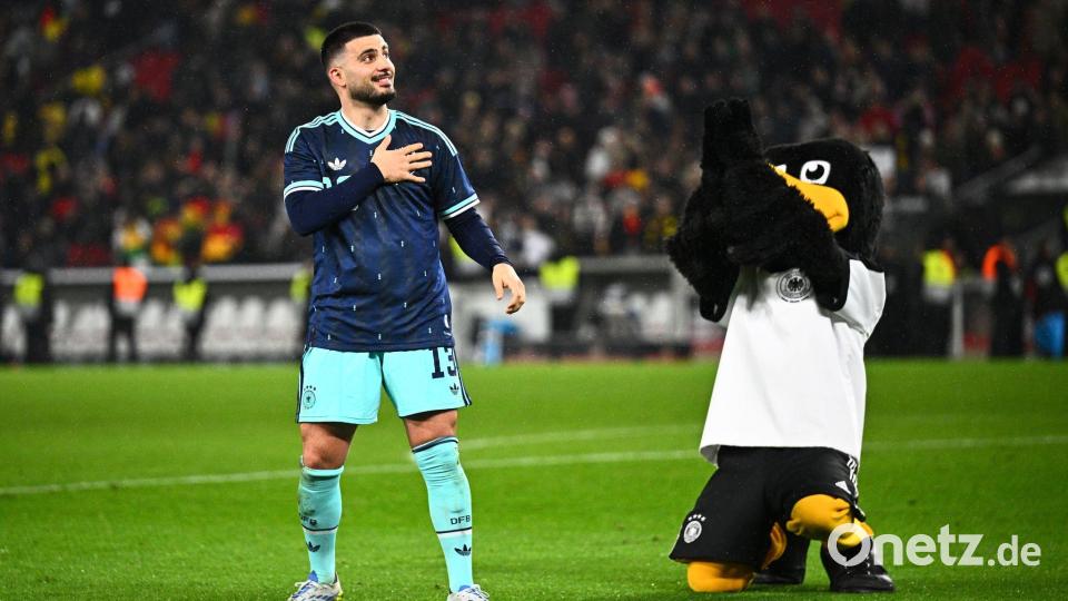 Der Matchwinner: Deniz Undav jubelt nach dem Spiel neben dem DFB-Maskottchen. Bild: Tom Weller/dpa