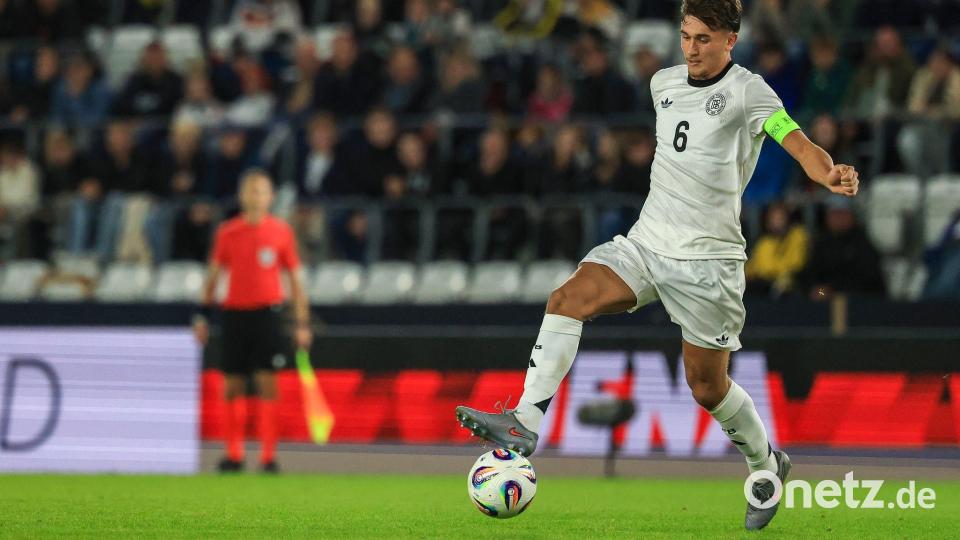 Kapitän Tom Bischof will gegen Griechenland vorangehen. (Archivbild) Bild: Jan Woitas/dpa