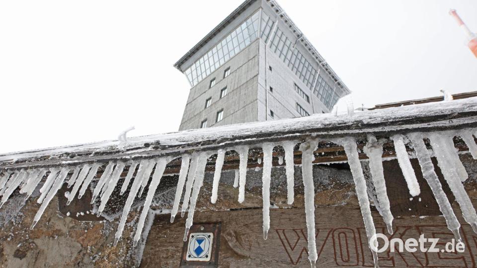 Harz-Brocken: Schnee und Eis prägen das Brockengebiet – Eiszapfen am Wolkenhäuschen Bild: Matthias Bein/dpa