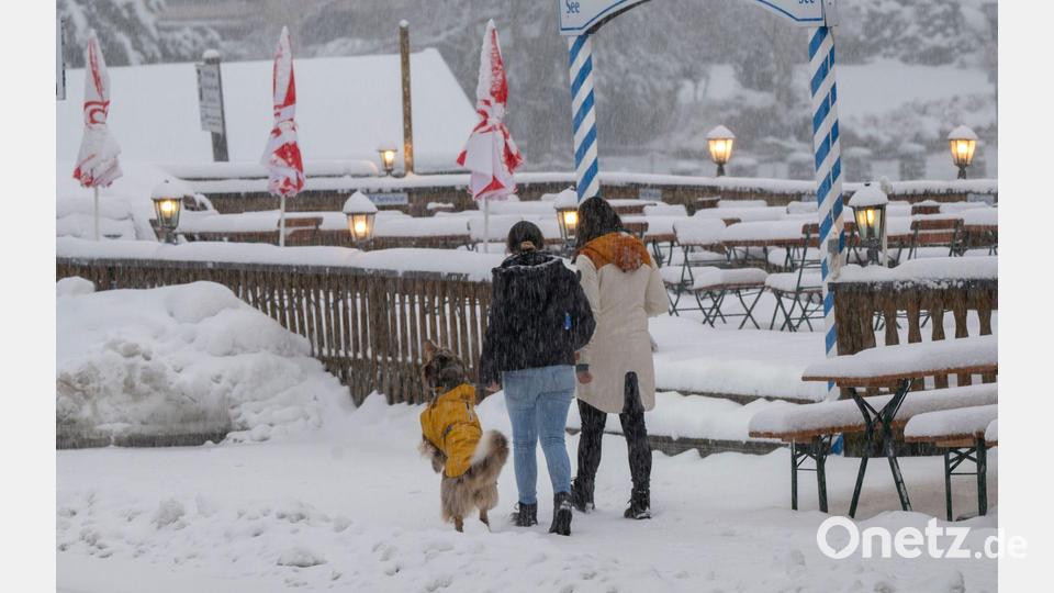 Neuschnee auch in einem Biergarten am Walchensee. Bild: Peter Kneffel/dpa