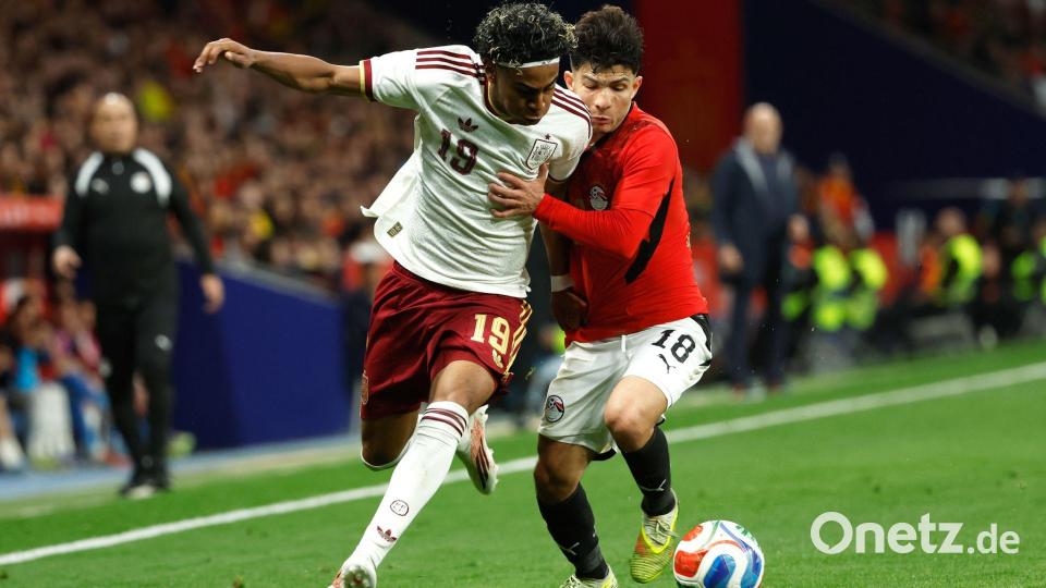 Lamine Yamal (l.) kam eine Halbzeit zum Einsatz. Bild: Joan Monfort/AP/dpa