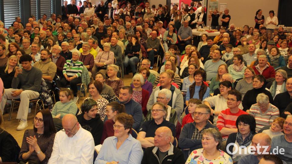 Die Stadthalle war proppenvoll. Viele mussten sogar stehen. Bild: Konrad Rosner