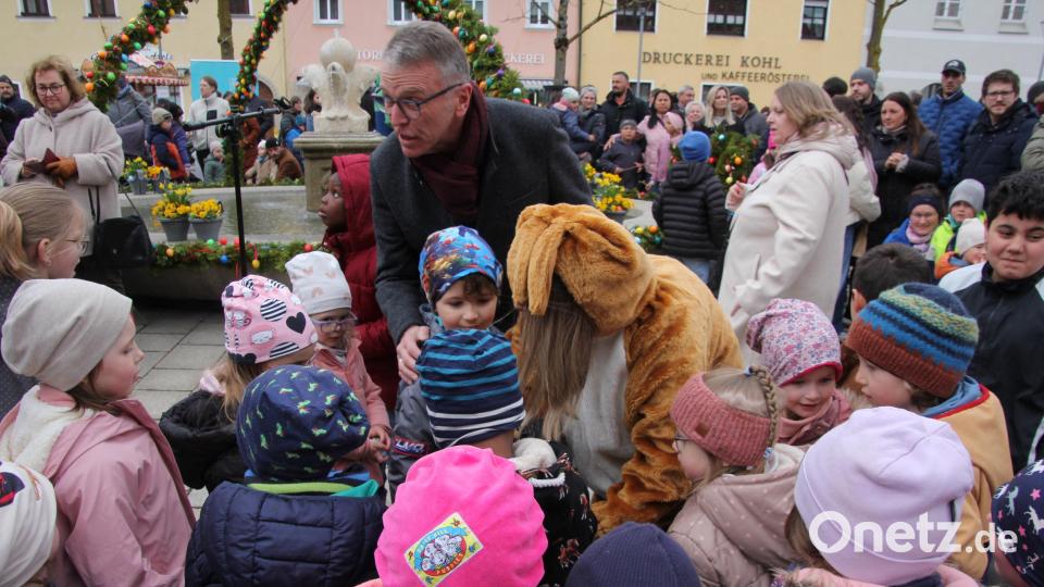 Bürgermeister Franz Stahl half dem Osterhasen "Lillit" beim Verteilen der Süßigkeiten. Bild: Konrad Rosner