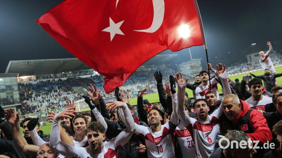 Türkische Spieler feiern den Sieg. Bild: Visar Kryeziu/AP/dpa