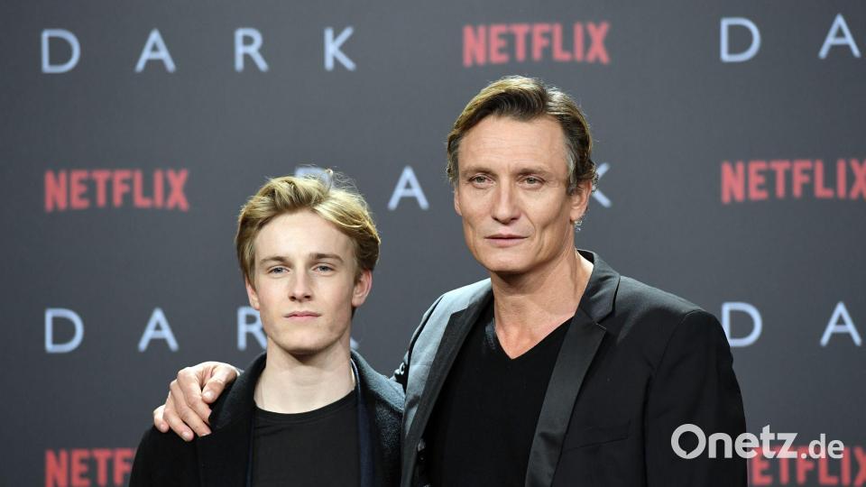 Wurden dank der außergewöhnlichen deutschen Netflix-Serie „Dark“ zu Weltstars: die Schauspieler Louis Hofmann (links) und Oliver Masucci. (Archivbild) Bild: Maurizio Gambarini/dpa
