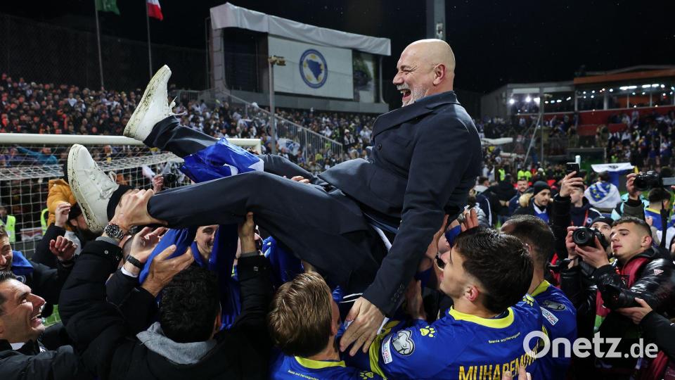 Bosniens Trainer Sergej Barbarez lässt sich nach dem Sieg feiern. Bild: Armin Durgut/AP/dpa