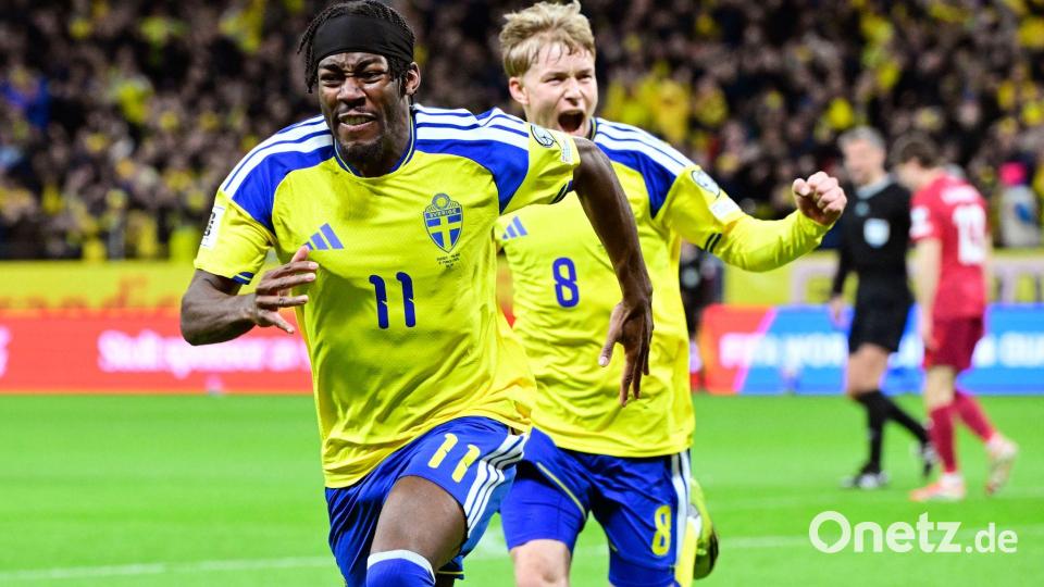 Elanga und Svensson bejubeln Schwedens Führungstreffer. Bild: Jonas Ekströmer/TT/TT NYHETSBYRÅN/AP/dpa