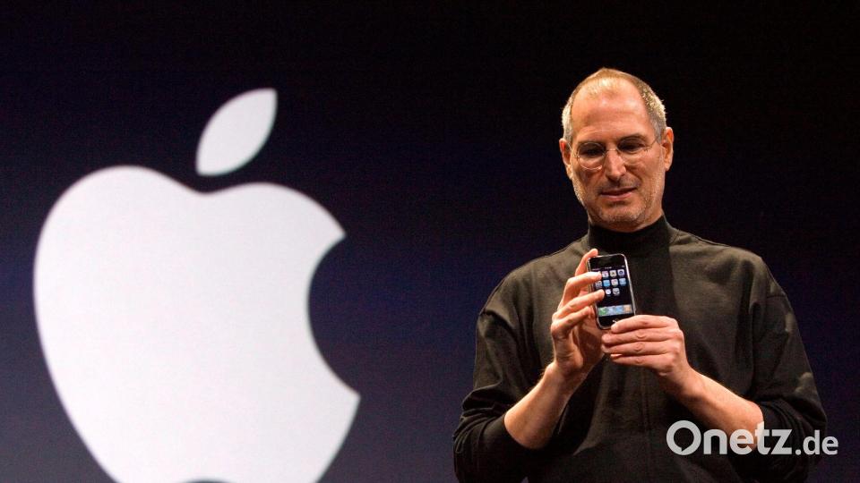 2007: Steve Jobs stellt am 29. Januar das erste iPhone in San Francisco vor. Bild: John G. Mabanglo/EPA FILES/dpa