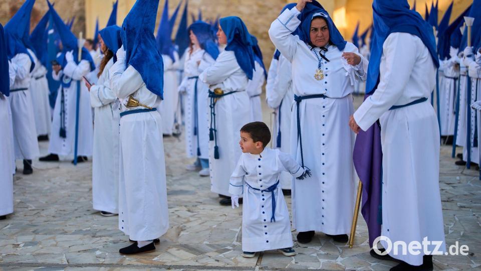 Vermummte Büßer nehmen an einer Prozession in Südspanien teil. Bild: Manu Fernandez/AP/dpa