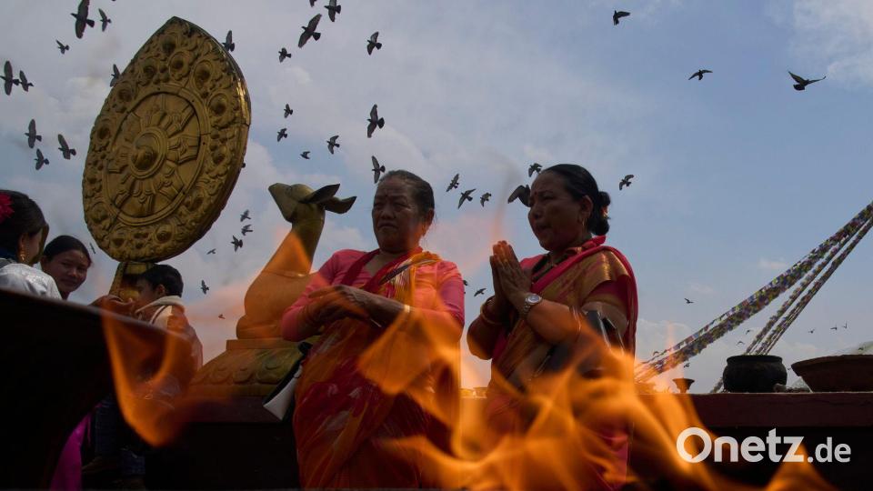 Mitglieder der Tamang-Gemeinschaft erweisen ihren verstorbenen Angehörigen während des Temal-Festes an der Boudhanath-Stupa die Ehre. Bild: Niranjan Shrestha/AP/dpa