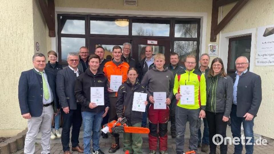 Anna Hutzler aus Dieterskirchen (Mitte) ging als Siegerin aus dem Forstlichen Wettbewerb hervor. Bild: wel