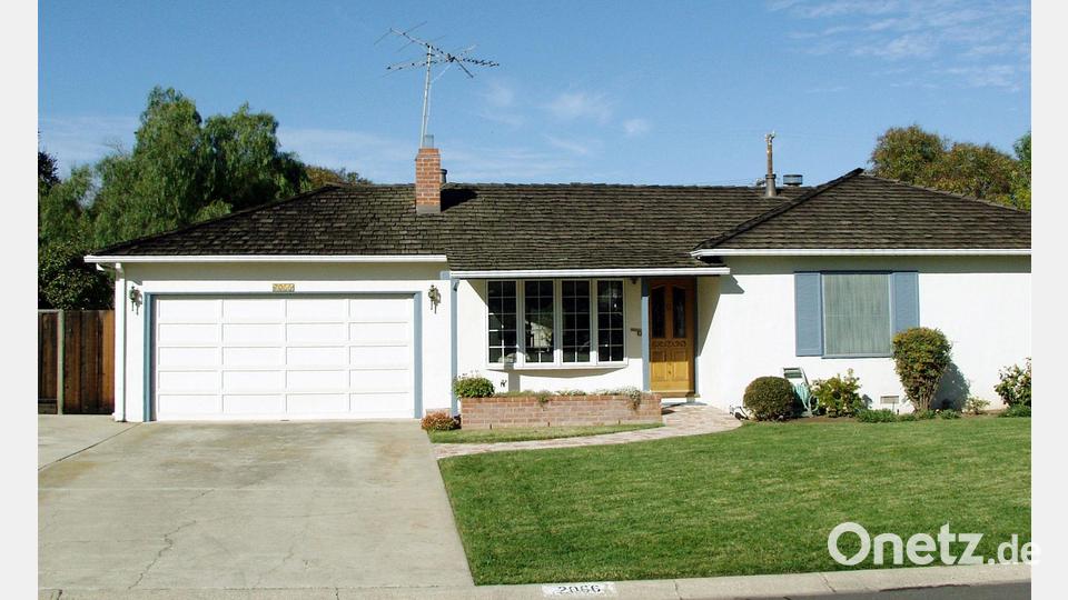 1976: In dieser Garage in Los Altos im Elternhaus von Steve Jobs wurden die ersten Apple-Computer montiert. Bild: picture alliance / dpa