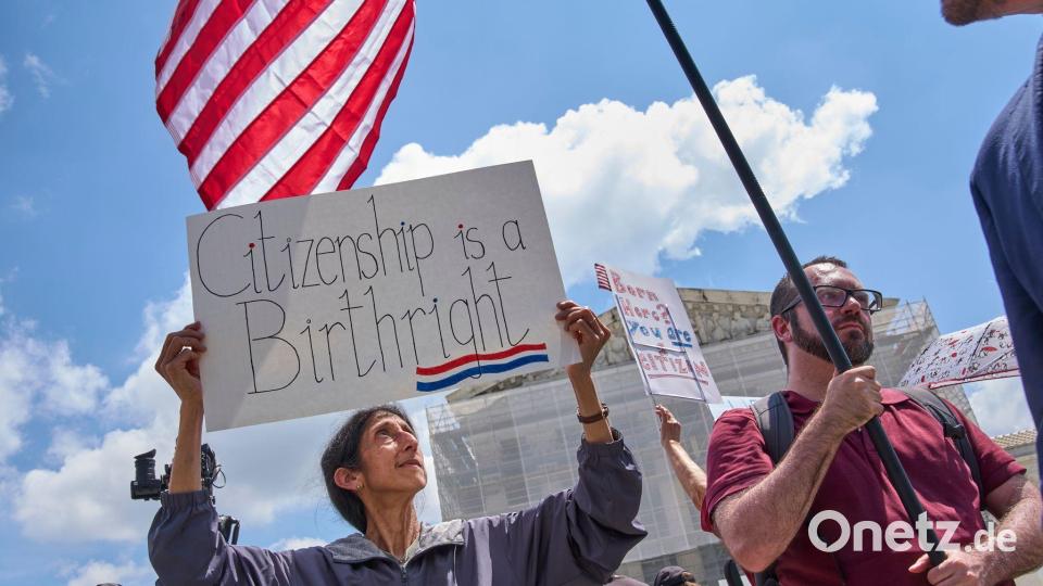 Gegner einer Änderung des US-Geburtsrechts demonstrieren. (Archivbild) Bild: Jacquelyn Martin/AP/dpa
