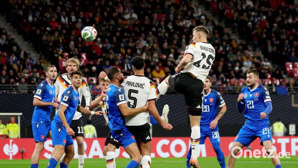 Nico Schlotterbeck steigt zum Kopfball hoch. (Archivbild) Bild: Christian Charisius/dpa