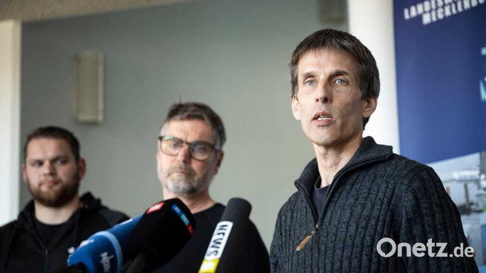 Burkard Baschek (r), Direktor des Deutschen Meeresmuseums, und Greenpeace-Meeresbiologe Thilo Maack (M) sprechen in Wismar zur Presse. Bild: Philip Dulian/dpa