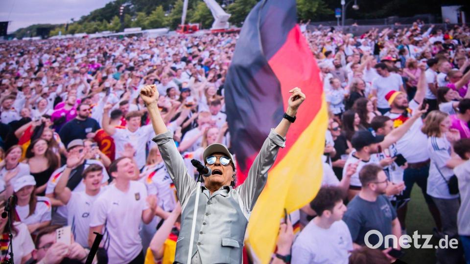 Public Viewing in der Nacht? Deutsche WM-Fans müssen mitunter lange wach bleiben. (Archivbild) Bild: Christoph Soeder/dpa