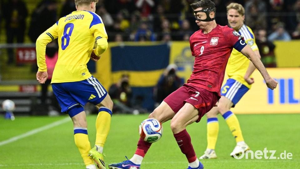 Lewandowski spielte in Stockholm mit Gesichtsmaske. Bild: Jonas Ekströmer/TT/TT NEWS AGENCY/AP/dpa