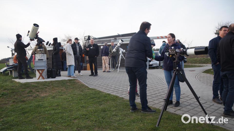 Im Außengelände erkundeten die Gäste den Himmel durch die Teleskope. Bild: wel