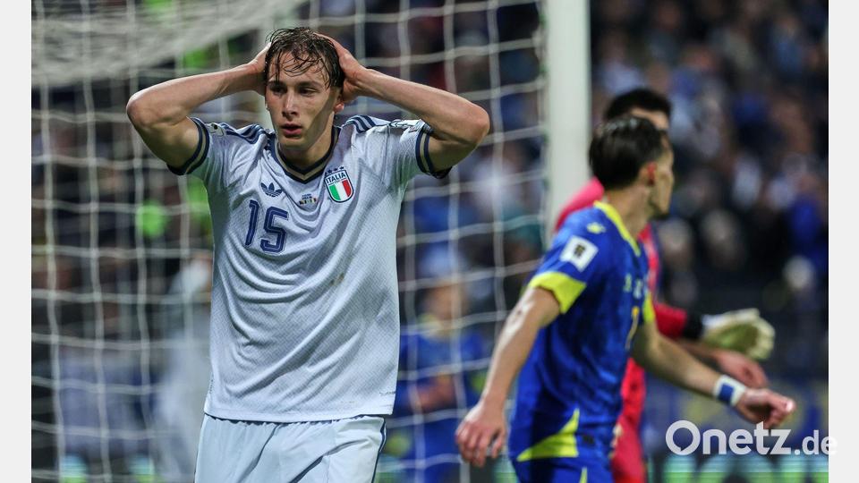 Zum Verzweifeln: Nationalstürmer Pio Esposito fasst sich an den Kopf. Bild: Armin Durgut/AP/dpa