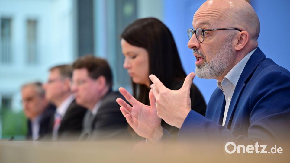 Die Institute sehen große Unsicherheiten. Bild: Sebastian Christoph Gollnow/dpa