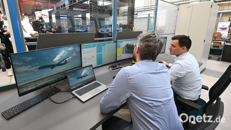 Die Wissenschaftler starten die Simulation mit einem Mausklick. Bild: Carmen Jaspersen/dpa