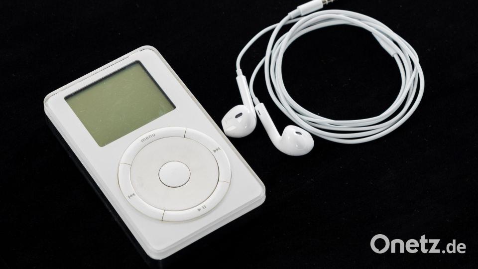 2001: Durch die weißen Kopfhörer war der erste iPod schon von Weitem zu erkennen. Bild: Sergei Magel/HNF/
