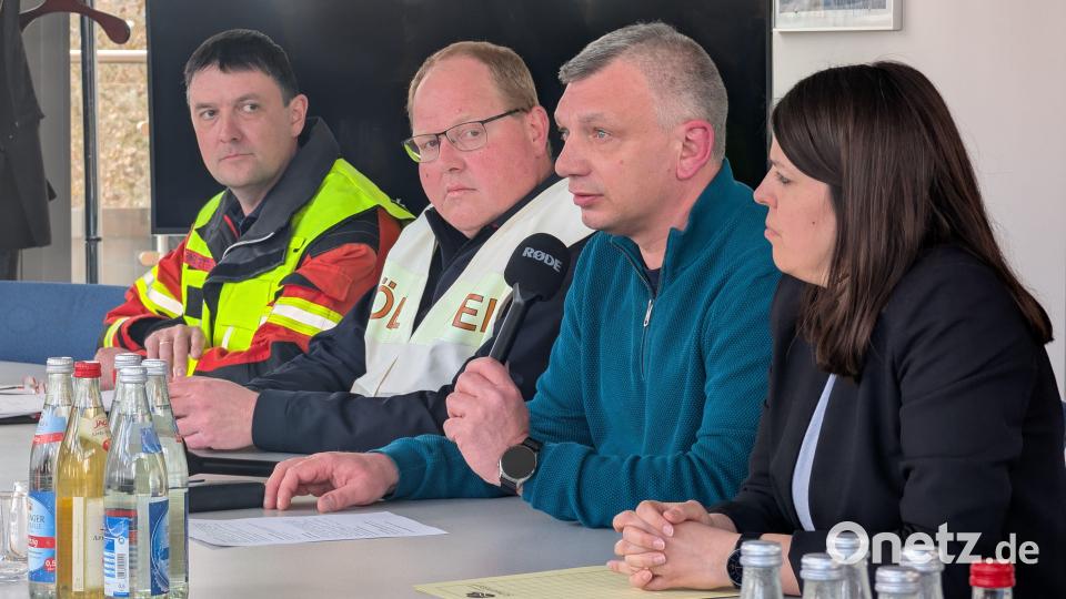 Die örtliche Einsatzleitung mit KBI Helmut Schatz. Bild: Kreisbrandinspektion Landkreis Schwandorf  Pressestelle  SBI Klaus Brunner
