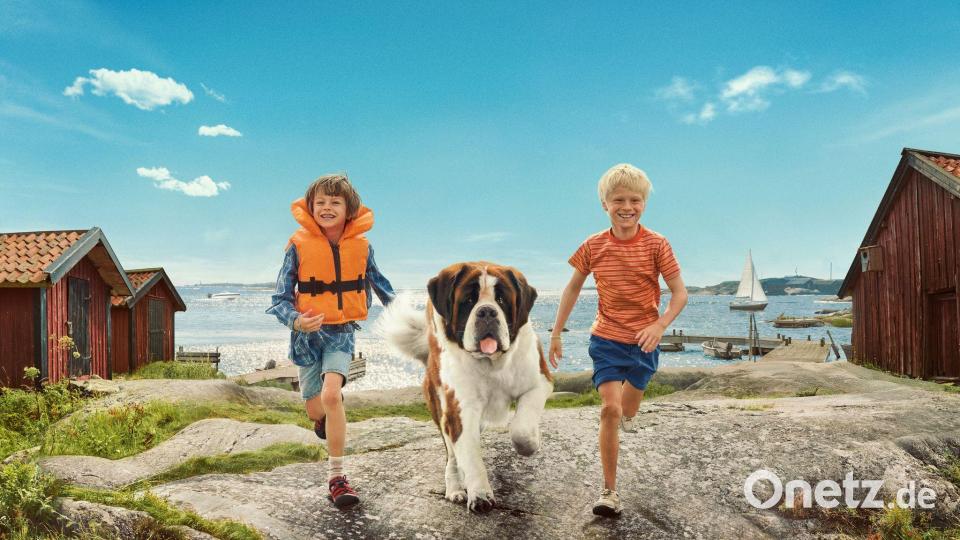 Die neue schwedische sechsteilige Serie „Unsere Ferien auf Saltkrokan“ nach Astrid Lindgren kommt im ZDF: Szene mit Tjorven (Vega Åhman, l.), Pelle (Elton Larsson, r.) und Hund Bootsmann. Bild: Petrus Sjövik/ZDF/SF Studios/dpa