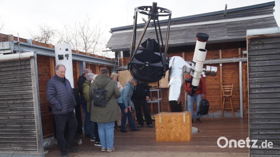 Neben dem großen Teleskop konnten die Besucher noch durch weitere sieben Teleskope den Himmel beobachten Bild: wel