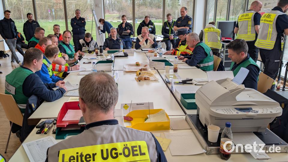 Eine fingierte Pressekonferenz, bei der die Rolle der Medien durch Übungsbeobachter dargestellt wurde, gehörte auch dazu. Bild: Kreisbrandinspektion Landkreis Schwandorf/ Pressestelle SBI Klaus Brunner